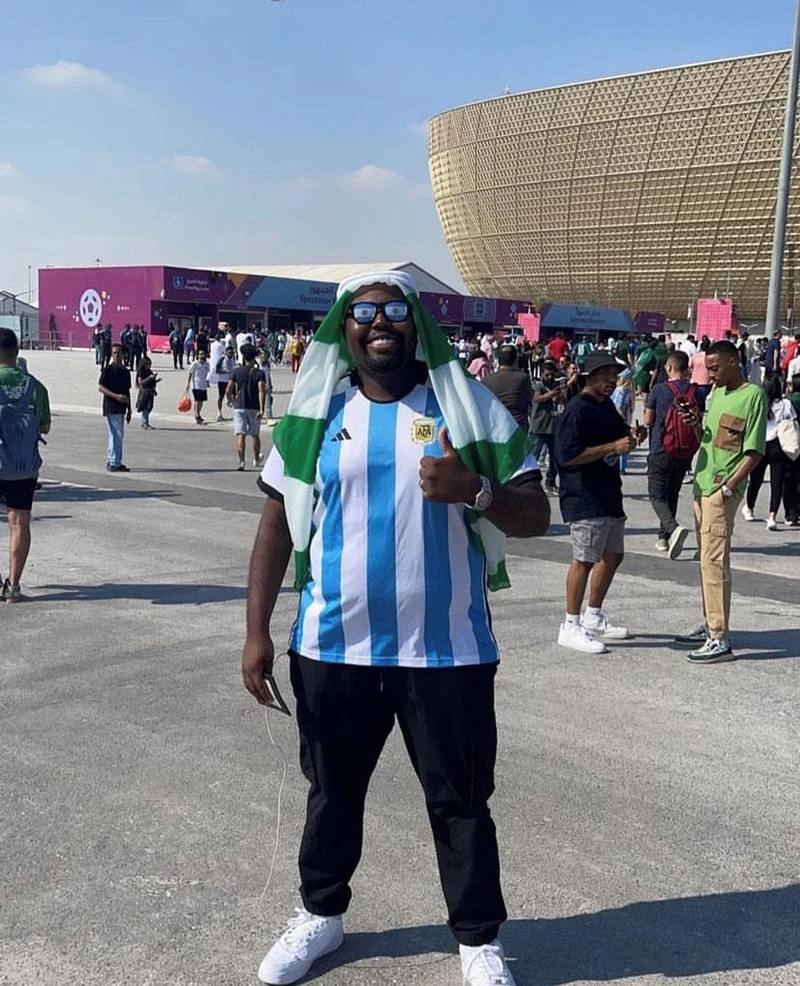 Đến xem Argentina đá với Saudi Arabia, Mjomba lại viết: "HLV Herve Renard là nhà ảo thuật của bóng đá Saudi Arabia, còn Messi là ảo thuật gia trên sân". Ảnh: Getty Fan của Ronaldo này viết trước trận tứ kết: "Tin vào sức mạnh tập thể và tinh thần chiến đấu Morocco như những chiến binh. Nhưng Ronaldo lại quá giàu kinh nghiệm". Ảnh: Getty Trước đó, Mjomba viết trước trận Tây Ban Nha - Morocco: "Tôi yêu xứ sở Bò tót, nhưng tôi là người Morocco". Ảnh: Getty Khi vào xem trận tứ kết Anh - Pháp, "fan ba phải" này viết: "Anh là đội bóng của sức trẻ, nhưng Pháp là nhà đương kim vô địch". Ảnh: Getty