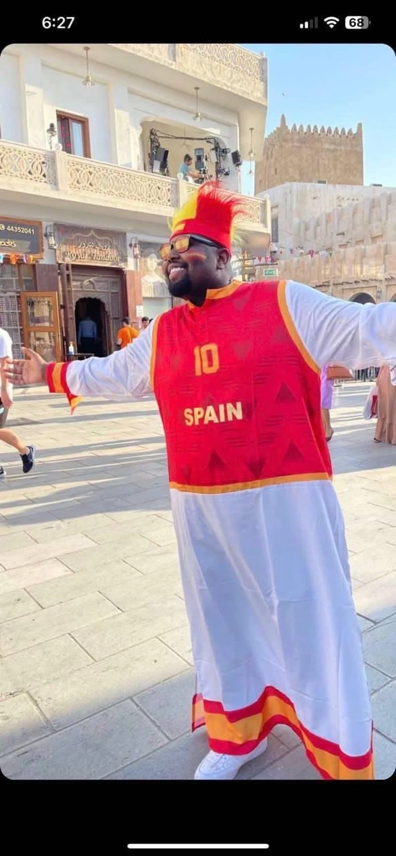 Trước đó, Mjomba viết trước trận Tây Ban Nha - Morocco: "Tôi yêu xứ sở Bò tót, nhưng tôi là người Morocco". Ảnh: Getty Khi vào xem trận tứ kết Anh - Pháp, "fan ba phải" này viết: "Anh là đội bóng của sức trẻ, nhưng Pháp là nhà đương kim vô địch". Ảnh: Getty