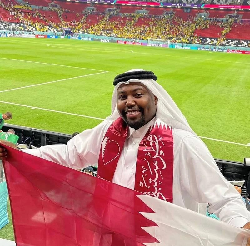 Có mặt ở trận khai mạc Qatar - Ecuador Mjomba gửi gắm niềm tin vào chủ nhà World Cup nhưng lại hi vọng vào đội bóng Nam Mỹ Brazil?!. Mjomba ủng hộ ai đây? Ảnh: Getty ... Anh làm fan Brazil. ẢNH: GETTY Trận Hà Lan - Argentina, Mjomba viết: "Cơn lốc màu da cam cuốn phăng tất cả, nhưng điệu Tango thì làm nghiêng ngã mọi người". Ảnh: Getty Đến xem Argentina đá với Saudi Arabia, Mjomba lại viết: "HLV Herve Renard là nhà ảo thuật của bóng đá Saudi Arabia, còn Messi là ảo thuật gia trên sân". Ảnh: Getty Fan của Ronaldo này viết trước trận tứ kết: "Tin vào sức mạnh tập thể và tinh thần chiến đấu Morocco như những chiến binh. Nhưng Ronaldo lại quá giàu kinh nghiệm". Ảnh: Getty Trước đó, Mjomba viết trước trận Tây Ban Nha - Morocco: "Tôi yêu xứ sở Bò tót, nhưng tôi là người Morocco". Ảnh: Getty Khi vào xem trận tứ kết Anh - Pháp, "fan ba phải" này viết: "Anh là đội bóng của sức trẻ, nhưng Pháp là nhà đương kim vô địch". Ảnh: Getty