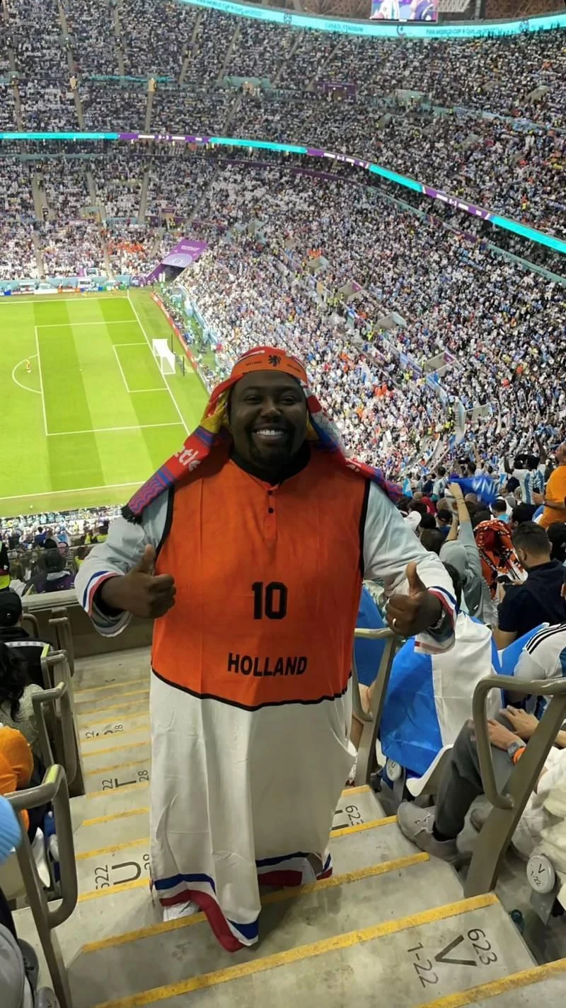 Trận Hà Lan - Argentina, Mjomba viết: "Cơn lốc màu da cam cuốn phăng tất cả, nhưng điệu Tango thì làm nghiêng ngã mọi người". Ảnh: Getty Đến xem Argentina đá với Saudi Arabia, Mjomba lại viết: "HLV Herve Renard là nhà ảo thuật của bóng đá Saudi Arabia, còn Messi là ảo thuật gia trên sân". Ảnh: Getty Fan của Ronaldo này viết trước trận tứ kết: "Tin vào sức mạnh tập thể và tinh thần chiến đấu Morocco như những chiến binh. Nhưng Ronaldo lại quá giàu kinh nghiệm". Ảnh: Getty Trước đó, Mjomba viết trước trận Tây Ban Nha - Morocco: "Tôi yêu xứ sở Bò tót, nhưng tôi là người Morocco". Ảnh: Getty Khi vào xem trận tứ kết Anh - Pháp, "fan ba phải" này viết: "Anh là đội bóng của sức trẻ, nhưng Pháp là nhà đương kim vô địch". Ảnh: Getty