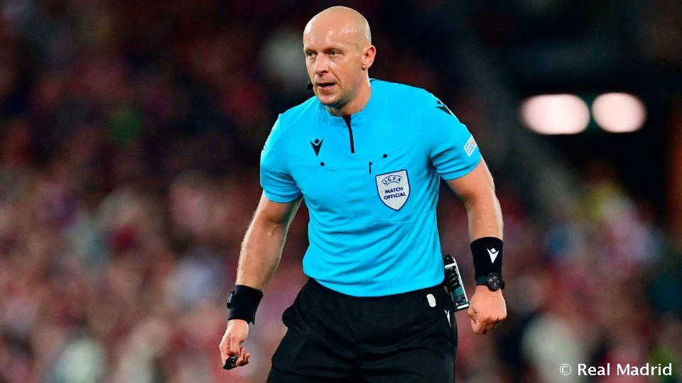 Trọng tài Szymon Marciniak... rất cứng chuyên môn. Ảnh: R.M