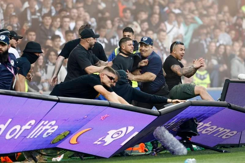 Nhiều fan lợi dụng sự cố để phá phách.