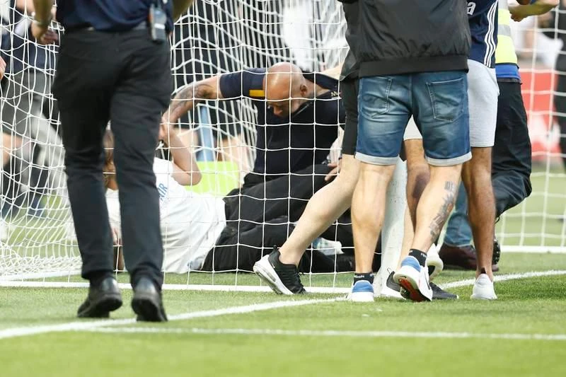 Những fan manh động, phá phách bị khống chế. Biển quảng cáo điện tử bị đạp đổ. Nhiều fan lợi dụng sự cố để phá phách.