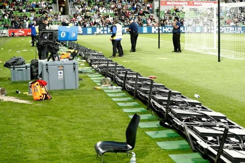 Biển quảng cáo điện tử bị đạp đổ. Nhiều fan lợi dụng sự cố để phá phách.