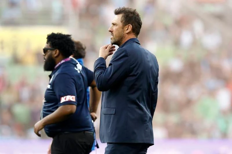 Điều phối viên quan sát trên sân. Ban tổ chức hoãn trận đấu và đề nghị mọi người trật tự ra về trong im lặng và an toàn. Thủ môn Glovers vô tình xô xát với 1 fan và bị trả đũa. Anh bị xây xát và chảy máu trên mặt. Fan phản đối việc đưa vòng chung kết A-League đến Sydney ba năm liền.