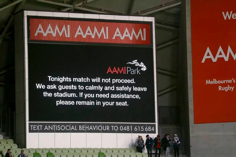 Ban tổ chức hoãn trận đấu và đề nghị mọi người trật tự ra về trong im lặng và an toàn. Thủ môn Glovers vô tình xô xát với 1 fan và bị trả đũa. Anh bị xây xát và chảy máu trên mặt. Fan phản đối việc đưa vòng chung kết A-League đến Sydney ba năm liền.