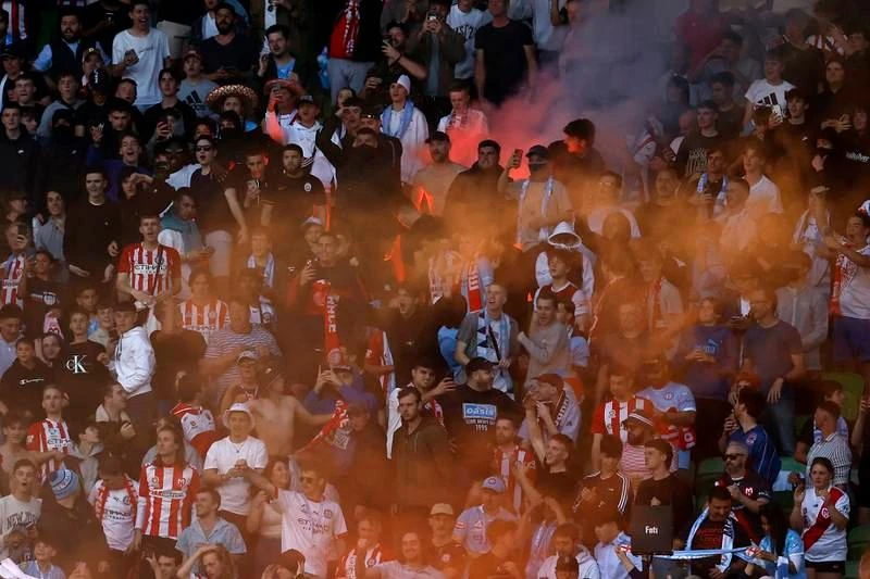 Vụ lộn xộn này xuất phát từ một fan la lớn phản đối sau đó nhanh chóng lan rộng ra. Fan tràn xuống sân phá rồi đu người lên cả cầu môn.