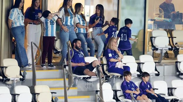 Đây là đại gia đình Lionel Messi trong đó có ba cậu ấm của Messi, vợ, mẹ, cháu đến Qatar làm "hậu phương" vững chãi cho đội trưởng Argentina. Ảnh: S.E "Team của Messi" đến Qatar rất đông. Ảnh: S.E Người đẹp tóc bạch kim này tên là Kamila Tytgat, vợ của tuyển thủ Pháp Raphael Varane. Ảnh: Getty Căng thẳng sau mỗi trận đấu, HLV Lionel Scaloni của Argentina lại lên khán đài hôn bạn gái sau chiến thắng. Ảnh: S.E Giroud của Pháp và "hậu phương" của anh trên khán đài mỗi khi Pháp thi đấu. Ảnh: S.E Và một tuyển thủ Pháp khác là Kingsley Koman và bạn gái. Ảnh: Getty Agustina, bạn gái của tuyển thủ Lautaro Martinez, Argentina. Ảnh: S.E Gia đình dễ thương của nhà vô địch World Cup - Antoine Griezmann, Pháp. Ảnh: Getty Vợ của nhà cầm quân Pháp Deschamps luôn khắc khoải cùng chồng mỗi khi Pháp thi đấu. Ảnh: S.E Còn đây là siêu mẫu Ý Zoe Christofeli (trái), bạn gái của tuyển thủ Pháp Theo Hernandez. Ảnh: S.E Cứ sau mỗi chiến thắng, thủ môn Pháp Hugo Lloris lại lên khán đài "nhận quà" từ bạn gái Marina. Ảnh: S.E