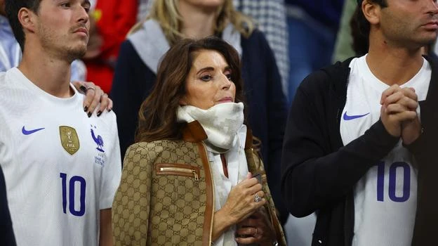 Vợ của nhà cầm quân Pháp Deschamps luôn khắc khoải cùng chồng mỗi khi Pháp thi đấu. Ảnh: S.E Còn đây là siêu mẫu Ý Zoe Christofeli (trái), bạn gái của tuyển thủ Pháp Theo Hernandez. Ảnh: S.E Cứ sau mỗi chiến thắng, thủ môn Pháp Hugo Lloris lại lên khán đài "nhận quà" từ bạn gái Marina. Ảnh: S.E