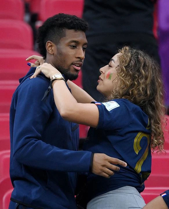 Và một tuyển thủ Pháp khác là Kingsley Koman và bạn gái. Ảnh: Getty Agustina, bạn gái của tuyển thủ Lautaro Martinez, Argentina. Ảnh: S.E Gia đình dễ thương của nhà vô địch World Cup - Antoine Griezmann, Pháp. Ảnh: Getty Vợ của nhà cầm quân Pháp Deschamps luôn khắc khoải cùng chồng mỗi khi Pháp thi đấu. Ảnh: S.E Còn đây là siêu mẫu Ý Zoe Christofeli (trái), bạn gái của tuyển thủ Pháp Theo Hernandez. Ảnh: S.E Cứ sau mỗi chiến thắng, thủ môn Pháp Hugo Lloris lại lên khán đài "nhận quà" từ bạn gái Marina. Ảnh: S.E