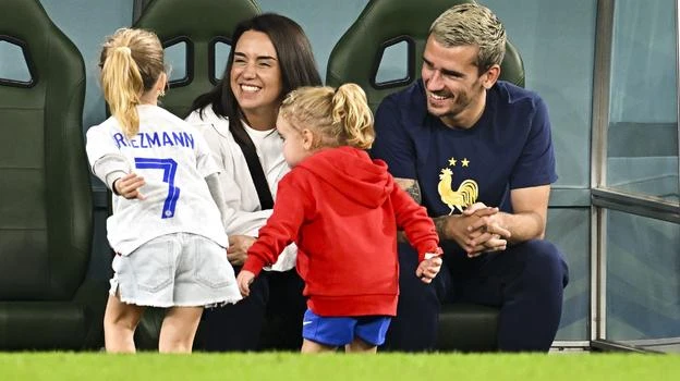 Gia đình dễ thương của nhà vô địch World Cup - Antoine Griezmann, Pháp. Ảnh: Getty Vợ của nhà cầm quân Pháp Deschamps luôn khắc khoải cùng chồng mỗi khi Pháp thi đấu. Ảnh: S.E Còn đây là siêu mẫu Ý Zoe Christofeli (trái), bạn gái của tuyển thủ Pháp Theo Hernandez. Ảnh: S.E Cứ sau mỗi chiến thắng, thủ môn Pháp Hugo Lloris lại lên khán đài "nhận quà" từ bạn gái Marina. Ảnh: S.E
