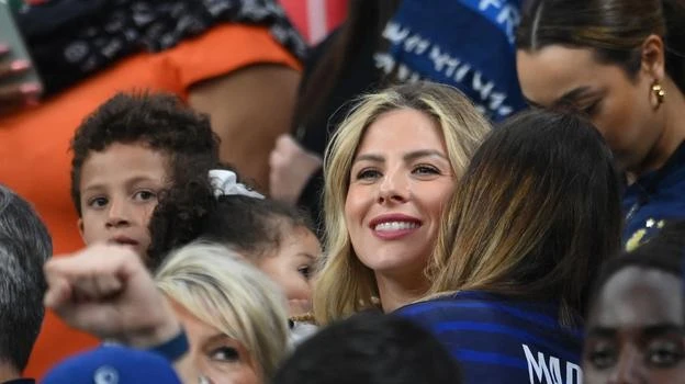 Người đẹp tóc bạch kim này tên là Kamila Tytgat, vợ của tuyển thủ Pháp Raphael Varane. Ảnh: Getty Căng thẳng sau mỗi trận đấu, HLV Lionel Scaloni của Argentina lại lên khán đài hôn bạn gái sau chiến thắng. Ảnh: S.E Giroud của Pháp và "hậu phương" của anh trên khán đài mỗi khi Pháp thi đấu. Ảnh: S.E Và một tuyển thủ Pháp khác là Kingsley Koman và bạn gái. Ảnh: Getty Agustina, bạn gái của tuyển thủ Lautaro Martinez, Argentina. Ảnh: S.E Gia đình dễ thương của nhà vô địch World Cup - Antoine Griezmann, Pháp. Ảnh: Getty Vợ của nhà cầm quân Pháp Deschamps luôn khắc khoải cùng chồng mỗi khi Pháp thi đấu. Ảnh: S.E Còn đây là siêu mẫu Ý Zoe Christofeli (trái), bạn gái của tuyển thủ Pháp Theo Hernandez. Ảnh: S.E Cứ sau mỗi chiến thắng, thủ môn Pháp Hugo Lloris lại lên khán đài "nhận quà" từ bạn gái Marina. Ảnh: S.E