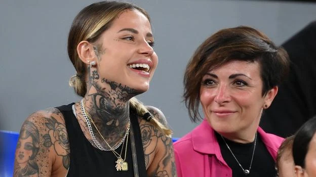 Còn đây là siêu mẫu Ý Zoe Christofeli (trái), bạn gái của tuyển thủ Pháp Theo Hernandez. Ảnh: S.E Cứ sau mỗi chiến thắng, thủ môn Pháp Hugo Lloris lại lên khán đài "nhận quà" từ bạn gái Marina. Ảnh: S.E