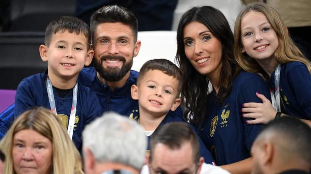 Giroud của Pháp và "hậu phương" của anh trên khán đài mỗi khi Pháp thi đấu. Ảnh: S.E Và một tuyển thủ Pháp khác là Kingsley Koman và bạn gái. Ảnh: Getty Agustina, bạn gái của tuyển thủ Lautaro Martinez, Argentina. Ảnh: S.E Gia đình dễ thương của nhà vô địch World Cup - Antoine Griezmann, Pháp. Ảnh: Getty Vợ của nhà cầm quân Pháp Deschamps luôn khắc khoải cùng chồng mỗi khi Pháp thi đấu. Ảnh: S.E Còn đây là siêu mẫu Ý Zoe Christofeli (trái), bạn gái của tuyển thủ Pháp Theo Hernandez. Ảnh: S.E Cứ sau mỗi chiến thắng, thủ môn Pháp Hugo Lloris lại lên khán đài "nhận quà" từ bạn gái Marina. Ảnh: S.E