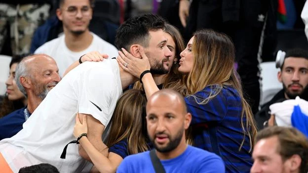 Cứ sau mỗi chiến thắng, thủ môn Pháp Hugo Lloris lại lên khán đài "nhận quà" từ bạn gái Marina. Ảnh: S.E