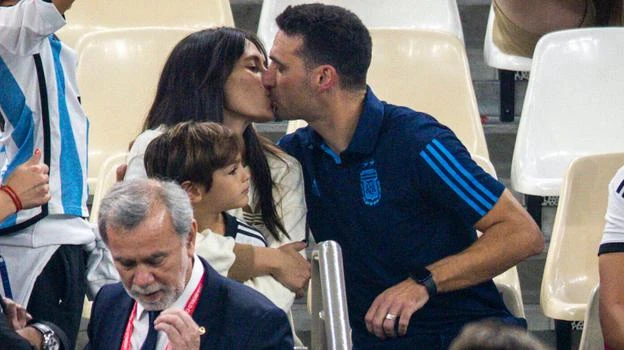 Căng thẳng sau mỗi trận đấu, HLV Lionel Scaloni của Argentina lại lên khán đài hôn bạn gái sau chiến thắng. Ảnh: S.E Giroud của Pháp và "hậu phương" của anh trên khán đài mỗi khi Pháp thi đấu. Ảnh: S.E Và một tuyển thủ Pháp khác là Kingsley Koman và bạn gái. Ảnh: Getty Agustina, bạn gái của tuyển thủ Lautaro Martinez, Argentina. Ảnh: S.E Gia đình dễ thương của nhà vô địch World Cup - Antoine Griezmann, Pháp. Ảnh: Getty Vợ của nhà cầm quân Pháp Deschamps luôn khắc khoải cùng chồng mỗi khi Pháp thi đấu. Ảnh: S.E Còn đây là siêu mẫu Ý Zoe Christofeli (trái), bạn gái của tuyển thủ Pháp Theo Hernandez. Ảnh: S.E Cứ sau mỗi chiến thắng, thủ môn Pháp Hugo Lloris lại lên khán đài "nhận quà" từ bạn gái Marina. Ảnh: S.E