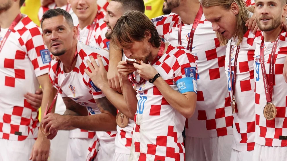 Modric hôn tấm HCĐ anh cùng đồng đội có được tại World Cup 2022. Ảnh: Getty