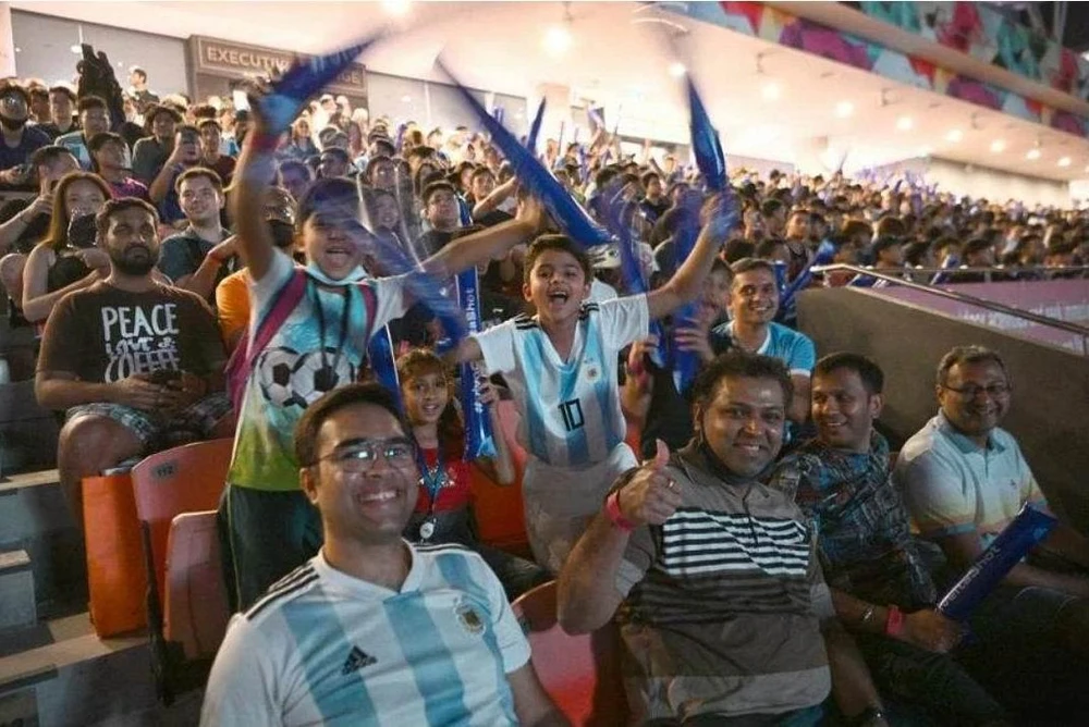 Singapore lập các trung tâm truyền hình trực tiếp để phục vụ người dân và cả người nước ngoài công tác và du lịch ở Singapore xem. Ảnh: S.T Các fan chúc mừng nhau khi Messi mở điểm từ chấm 11m, đây là hình ảnh tại Lo De Diego, Argentina. Ảnh: Reuters Tại thủ đô Buenos Aires của Argentina...mọi người thức dậy xem chung kết và ăn mừng. Ảnh: Reuters Tại một trung tâm văn hóa ở Buenos Aires. Ảnh: Reuters ...Còn trên sân Lusail, nơi diễn ra trận chung kết có khoảng 10 ngàn người Argentina, không kể fan của Argentina. Ảnh: Reuters