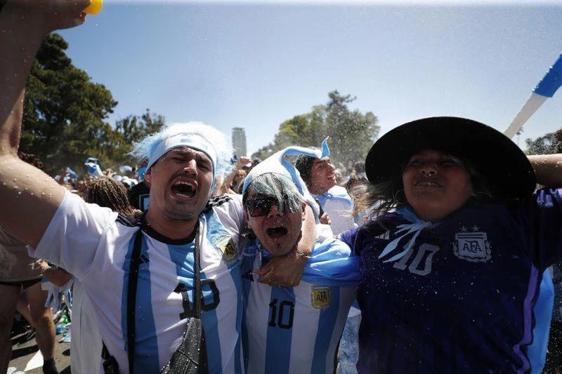 Tại thủ đô Buenos Aires của Argentina...mọi người thức dậy xem chung kết và ăn mừng. Ảnh: Reuters Tại một trung tâm văn hóa ở Buenos Aires. Ảnh: Reuters ...Còn trên sân Lusail, nơi diễn ra trận chung kết có khoảng 10 ngàn người Argentina, không kể fan của Argentina. Ảnh: Reuters