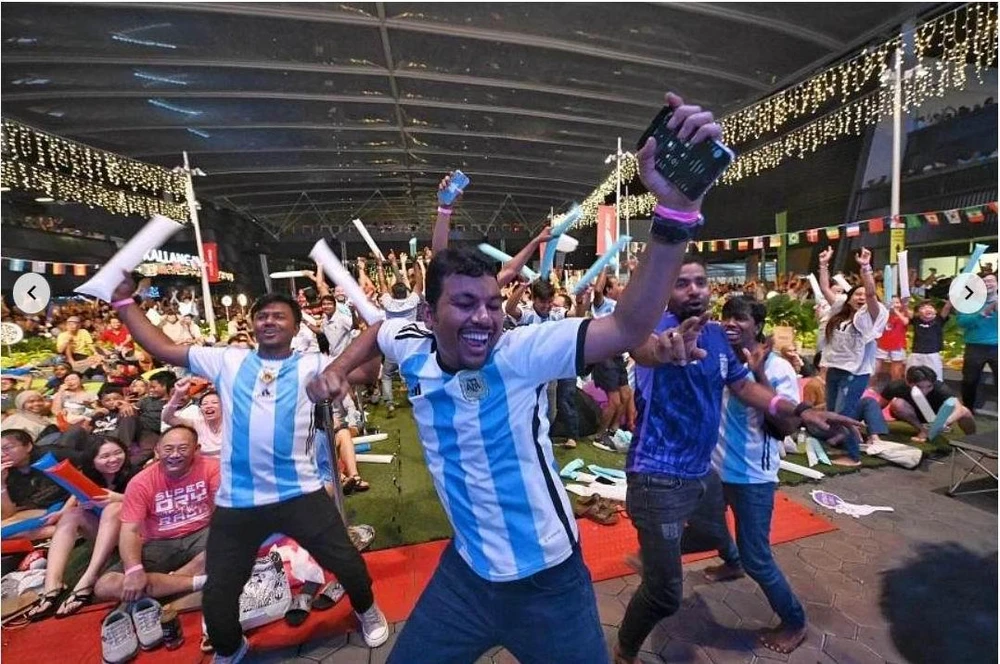 Ở trung tâm Tampines, Singapore, fan Argentina ăn mừng. Ảnh: S.T Singapore lập các trung tâm truyền hình trực tiếp để phục vụ người dân và cả người nước ngoài công tác và du lịch ở Singapore xem. Ảnh: S.T Các fan chúc mừng nhau khi Messi mở điểm từ chấm 11m, đây là hình ảnh tại Lo De Diego, Argentina. Ảnh: Reuters Tại thủ đô Buenos Aires của Argentina...mọi người thức dậy xem chung kết và ăn mừng. Ảnh: Reuters Tại một trung tâm văn hóa ở Buenos Aires. Ảnh: Reuters ...Còn trên sân Lusail, nơi diễn ra trận chung kết có khoảng 10 ngàn người Argentina, không kể fan của Argentina. Ảnh: Reuters