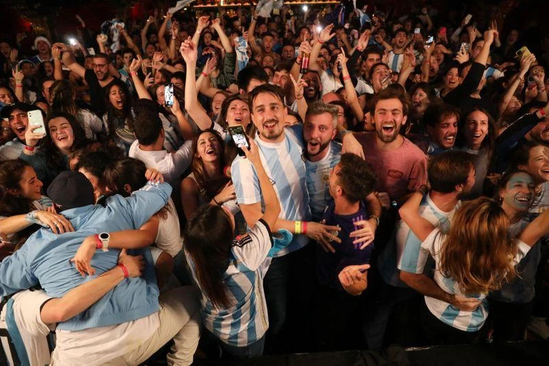 Tại một trung tâm văn hóa ở Buenos Aires. Ảnh: Reuters ...Còn trên sân Lusail, nơi diễn ra trận chung kết có khoảng 10 ngàn người Argentina, không kể fan của Argentina. Ảnh: Reuters