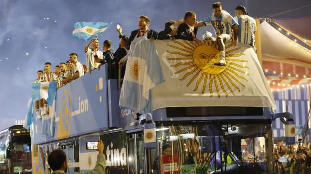 Fan Argentina rất đông ở Qatar nên đội tuyển phải diễu hành chia vui cùng họ. Ảnh: Getty Trung tâm Buenos Aires trong "biển người" sáng 18-12 (theo giờ Argentina). Ảnh: S.E Một số thanh niên bắt thang leo lên cột điện tại trung tâm Buenos Aires. Ảnh: S.E Nhiều người leo lên nóc xe ô tô "diễu hành" ăn mừng ngôi vô địch World Cup ở Buenos Aires. Ảnh: S.E Buổi sáng ở Buenos Aires thật đẹp. Ảnh: S.E