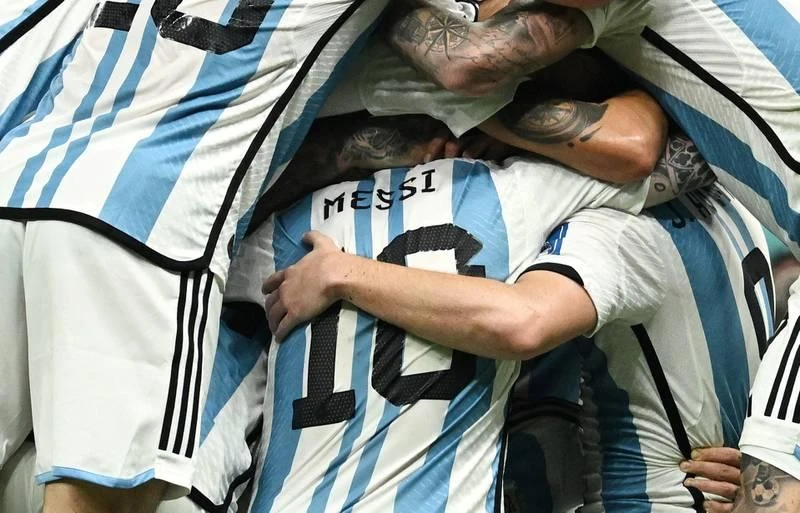 Argentina ăn mừng khi dẫn trước 2-0 ở hiệp 1. Ảnh: Getty