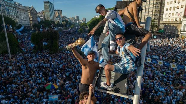 Một số thanh niên bắt thang leo lên cột điện tại trung tâm Buenos Aires. Ảnh: S.E Nhiều người leo lên nóc xe ô tô "diễu hành" ăn mừng ngôi vô địch World Cup ở Buenos Aires. Ảnh: S.E Buổi sáng ở Buenos Aires thật đẹp. Ảnh: S.E