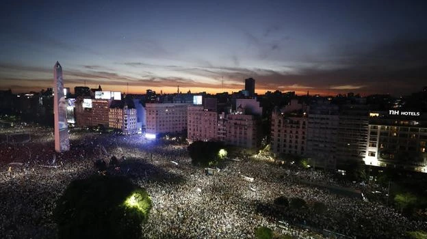 Biển người ở trung tâm Buenos Aires. Ảnh: S.E Tuyển Argentina diễu hành trên xe buýt hai tầng để chào 10 ngàn fan Argentina tại Doha, Qatar. Ảnh: S.E Fan Argentina rất đông ở Qatar nên đội tuyển phải diễu hành chia vui cùng họ. Ảnh: Getty Trung tâm Buenos Aires trong "biển người" sáng 18-12 (theo giờ Argentina). Ảnh: S.E Một số thanh niên bắt thang leo lên cột điện tại trung tâm Buenos Aires. Ảnh: S.E Nhiều người leo lên nóc xe ô tô "diễu hành" ăn mừng ngôi vô địch World Cup ở Buenos Aires. Ảnh: S.E Buổi sáng ở Buenos Aires thật đẹp. Ảnh: S.E