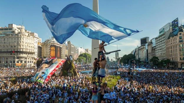 Trung tâm Buenos Aires trong "biển người" sáng 18-12 (theo giờ Argentina). Ảnh: S.E Một số thanh niên bắt thang leo lên cột điện tại trung tâm Buenos Aires. Ảnh: S.E Nhiều người leo lên nóc xe ô tô "diễu hành" ăn mừng ngôi vô địch World Cup ở Buenos Aires. Ảnh: S.E Buổi sáng ở Buenos Aires thật đẹp. Ảnh: S.E