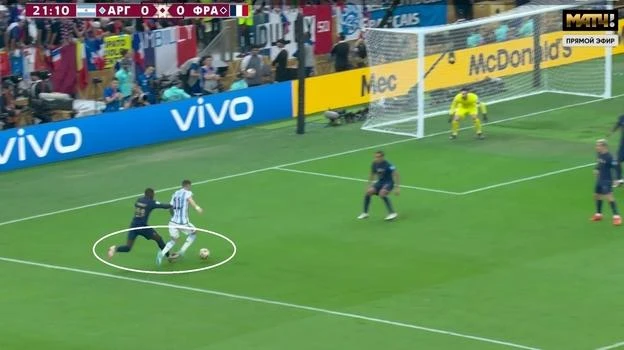 Phút 22, Di Maria cầm bóng đột phá vào vòng cấm, Dembele theo tình huống này và dùng bàn chân ngáng chân của Di Maria dẫn đến tiền đạo Argentina té ngã. Trọng tài Marciniak không phân vân và rất tự tin phản ứng bằng việc tuýt còi ngay, ông cũng không chờ VAR. Marciniak rất chuẩn xác, đầy tự tin thổi phạt đền. Messi dễ dàng giúp Argentina vượt lên dẫn 1-0 từ chấm 11m. Ảnh: Ảnh trích của Sports Express. Tình huống ở phút 79, tầm nhìn của trọng tài Marciniak cực tốt, không bị bất kỳ cầu thủ nào che chắn, Otamendi đã phạm lỗi từ phía sau với Kolo Muani khi cầu thủ Pháp cầm bóng đột phá vào vòng cấm, nhưng trọng tài Ba Lan không chịu tuýt còi, để VAR phải can thiệp rồi ông mới nghe và chần chừ...rồi tuýt còi!!!!? (PV - trên thực tế, trọng tài Marciniak đã thổi penalty ngay lập tức mà không cần tư vấn VAR). Ảnh trích của Sports Express Pha bóng Otamendi phạm lỗi từ phía sau với Kolo Muani được "zoom" cận cảnh. Tình huống rất trống, không bị ai che chắn. Ảnh trích của Sports Express. Phút 87, Marcus Thuram của Pháp cố ý "gài chân" mình vào hậu vệ của Argentina để kiếm pen, lập tức trọng tài Marciniak rút thẻ vàng với con trai huyền thoại Lilian Thuram ngay mà cũng chẳng đợi VAR can thiệp, thời điểm này tỉ số trên sân đang là 2-2. Ảnh trích của Sports Express Trọng tài Marciniak hoàn toàn đúng khi đưa ra quyết định một cách đầy tự tin và không cần tư vấn từ VAR, nhưng những tình huống Pháp có lợi thì trọng tài Ba Lan...chần chừ phải có các trợ lý VAR trao đổi. HLV Deschamps đầy bức xúc cho rằng trọng tài Ba Lan muốn Argentina thắng vì những lý do này. Ảnh Sports Express