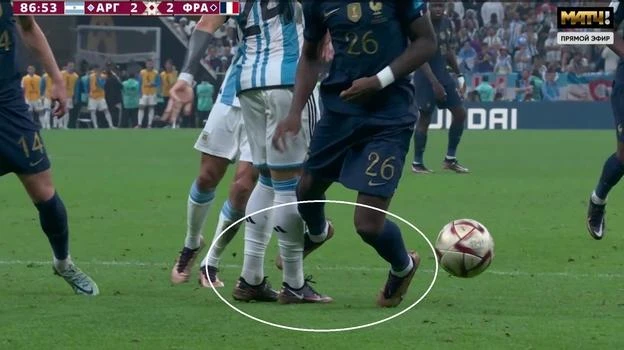 Phút 87, Marcus Thuram của Pháp cố ý "gài chân" mình vào hậu vệ của Argentina để kiếm pen, lập tức trọng tài Marciniak rút thẻ vàng với con trai huyền thoại Lilian Thuram ngay mà cũng chẳng đợi VAR can thiệp, thời điểm này tỉ số trên sân đang là 2-2. Ảnh trích của Sports Express Trọng tài Marciniak hoàn toàn đúng khi đưa ra quyết định một cách đầy tự tin và không cần tư vấn từ VAR, nhưng những tình huống Pháp có lợi thì trọng tài Ba Lan...chần chừ phải có các trợ lý VAR trao đổi. HLV Deschamps đầy bức xúc cho rằng trọng tài Ba Lan muốn Argentina thắng vì những lý do này. Ảnh Sports Express