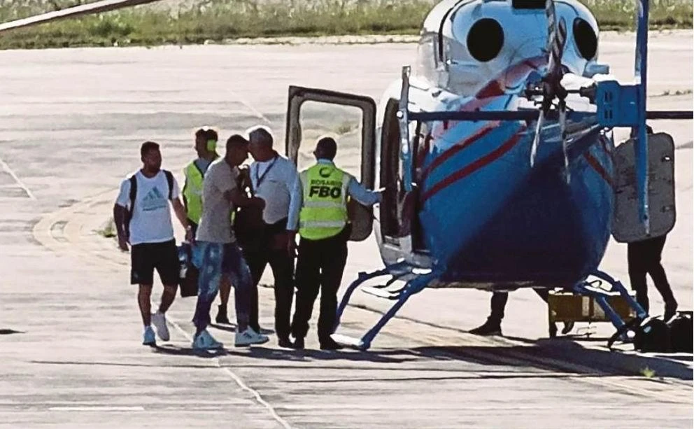 Sau khi diễu hành ở Buenos Aires, trực thăng từ TP Rosario bay đến thủ đô để đưa Messi và Di Maria về nhà. Ảnh: AFP