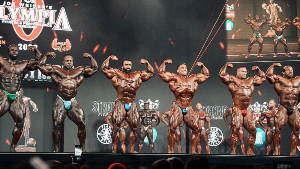 Các lực sĩ so đọ cơ bắp ở vòng chung kết Mr Olympia 2022. Ảnh: IFBB