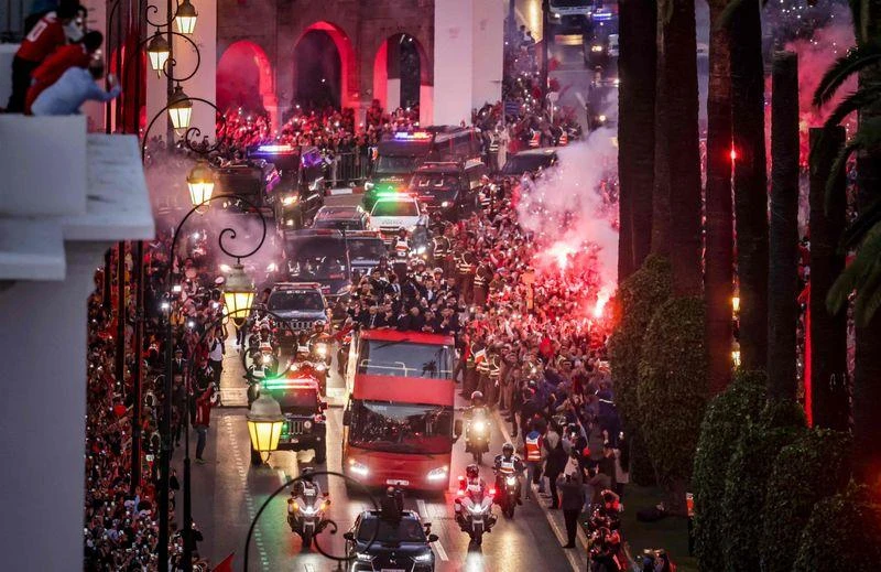 Morocco đội bóng châu Phi đầu tiên, đội bóng của thế giới Ả rập đầu tiên vào bán kết World Cup. Ảnh: Getty Những á quân World Cup 2022 vừa chia vui vừa tiếc nuối ở khách sạn Crillon, Paris khi đội trở về Pháp. Ảnh: Getty Dân Paris chia vui cùng đội tuyển Pháp khi đội trở về. Ảnh: Getty Tchouameni và Kingston Coman có chút chạnh lòng khi được xem là tội đồ làm Pháp thua cuộc khi đá hỏng hai quả phạt đền ở loạt luân lưu. Những ngày qua, hai cầu thủ da màu này là trung tâm của những kẻ cực đoan cay cú...phỉ báng mang màu sắc chủng tộc. Ảnh: Getty Ước tính có 4 triệu người kéo về trung tâm thủ đô Buenos Aires để ăn mừng ngôi vô địch World Cup 2022 ở Argentina. Ảnh: Getty Sau khi diễu hành ở Buenos Aires, trực thăng từ TP Rosario bay đến thủ đô để đưa Messi và Di Maria về nhà. Ảnh: AFP