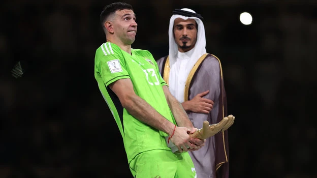 Hành động này của Emiliano Martinez là rất thô tục. Ảnh: S.E