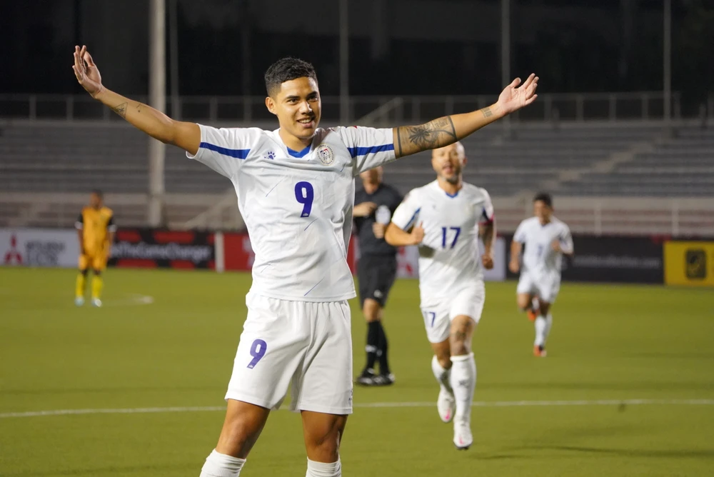Kenshiro Daniels mở điểm cho chủ nhà Philippines ngay phút thứ 7, hai trận AFF Cup 2022 Daniels ghi hai bàn. Ảnh: CTP Thủ môn Kevin Ray Mendoza, nhà á quân AFC Cup 2022 trong màu áo Kuala Lumpur City là thủ môn số 1 của Philippines. Ảnh: CTP Rasmussen có cú đúp cho chủ sân Rizal Memorial trong chiến thắng 5-1 của tuyển Philippines trước Brunei ở lượt trận thứ hai bảng A AFF Cup 2022. Ảnh: CTP Jesus Melliza cũng góp một bàn cho tuyển Philippines. Ảnh: CTP Lão tướng Stefan Schrock vẫn là "lá phổi" của Philippines. Ảnh: CTP