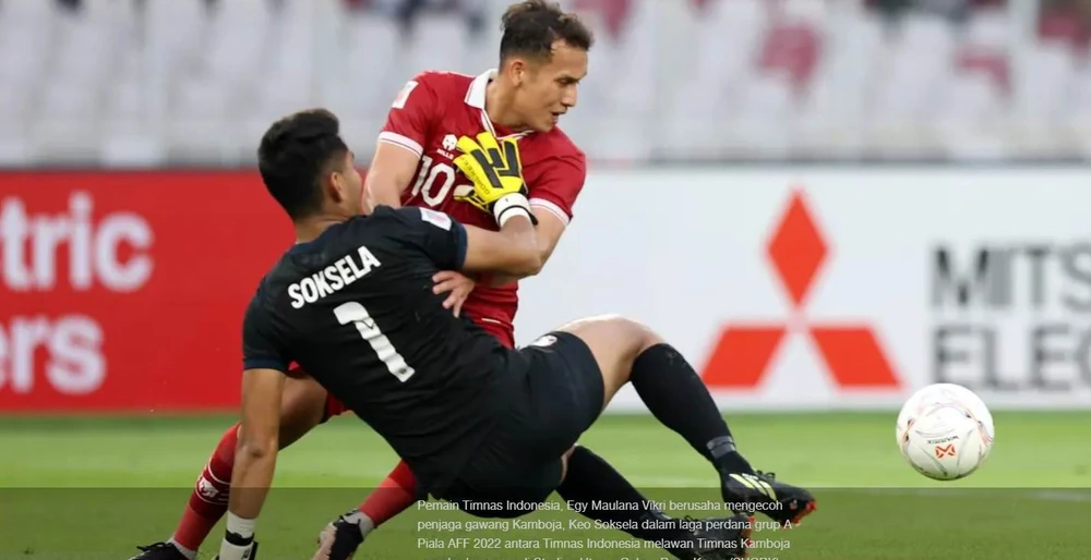 Thủ môn Soksela của Campuchia trong pha tranh chấp với Egy Maulana. Ảnh: CTP