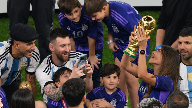 Messi làm phó nháy cho vợ tự sướng với cúp vàng. Ảnh: S.E Đại gia đình Messi cùng cúp vàng và Quả bóng vàng trên sân Lusail sau trận chung kết. Ảnh: S.E Benjamin Pavard của Pháp...sờ chiếc cúp vàng khi lên nhận HCB World Cup 2022. Ảnh: S.E Lionel Messi diễn ôm cúp vàng ngủ. Ảnh: S.E Các phi công của tổ bay chở đội tuyển Argentina từ Qatar về Buenos Aires cũng...tự sướng với cúp vàng trước khi cất cánh. Ảnh: S.E