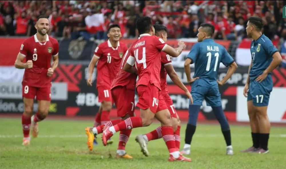 Brunei (xanh) thể hiện có nét hơn và biết tổ chức tấn công chứ không co cụm hạn chế bàn thua khi họ đối đầu đội bóng lớn. Ảnh: CTP