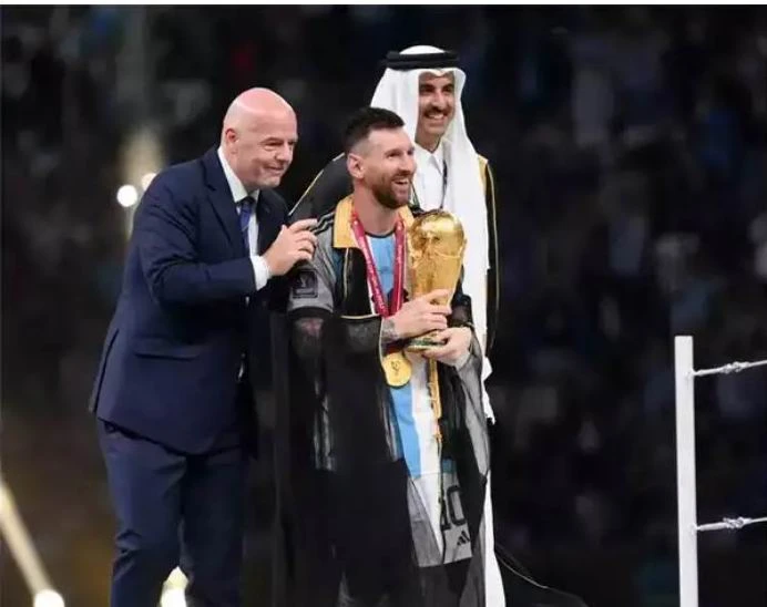Messi, Quốc vương Al Thani của Qatar và Chủ tịch FIFA Gianni Infantino. Ảnh: Getty