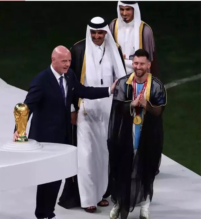 Chiếc áo choàng đen biểu tượng của kẻ chinh phục và chiến thắng đầy kiêu hãnh. Ảnh: Getty