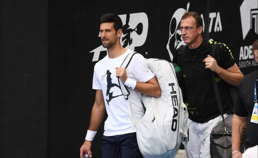 Sau khi dự giải World Tennis League tại Dubai, Novak Djokovic thẳng tiến đến Úc. Còn nhớ tại giải Úc mở rộng 2022 cách đây gần 12 tháng, Djokovic đến Úc và bị giữ lại. Anh ra tòa hai lần để chống lại việc vi phạm tiêm ngừa COVID-19 nhưng bất thành. Djokovic bị trục xuất khỏi Úc và bị cấm nhập cảnh vào Úc trong 3 năm. Ảnh: Getty Tuy nhiên chỉ sau chưa đầy 1 năm thì tình hình đã khác. Vào tháng trước, Úc đã hủy lệnh cấm nhập cảnh với Djokovic. Và bây giờ, Úc chào đón tay vợt Serbia đến dự giải quốc tế Adelaide, giải đấu khởi đầu cho Úc mở rộng 2023 vào tháng 1-2023. Ảnh: Getty Còn Nadal đương kim vô địch Úc mở rộng cũng đã hiện diện ở Úc dự giải quốc tế ở Melbourne, nhằm chuẩn bị bảo vệ ngôi vô địch trước Djokovic, người từng chín lần vô địch Úc. Ảnh: Getty Hồi tháng 1 năm 2022 này khi Djokovic bị đuổi khỏi Úc, Nadal dễ dàng lên ngôi ở thể loại sân tổng hợp mà Djokovic mới là số 1. Ảnh: Getty Djokovic, 35 tuổi có 21 danh hiệu Grand Slam, còn Nadal, 36 tuổi có 22 danh hiệu. Ảnh: Getty