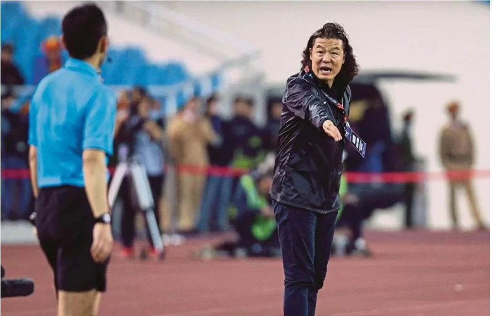 HLV Kim Pan-gon trong lần phản ứng với trọng tài Sato. Ảnh: CTP