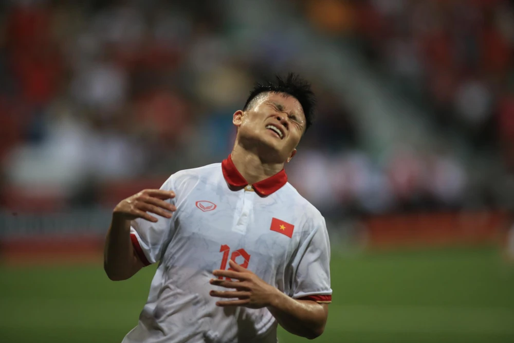 Tuấn Hải tiếc nuối sau một pha hỏng ăn. Ảnh: CTV