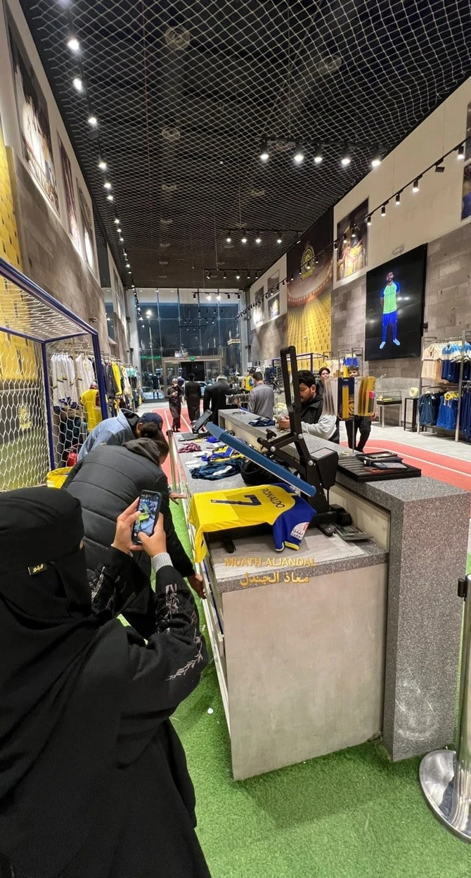 Các cửa hàng bán đồ chính hãng của CLB Al Nassr bắt đầu trưng bày áo đấu Ronaldo. Ảnh: K.T