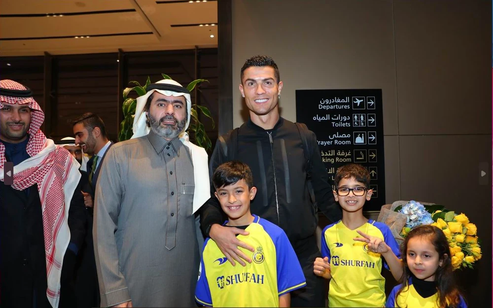 Ronaldo chụp hình cùng các lãnh đạo giàu có của Al Nassr. Ronaldo sẽ đá cặp cùng Vincent Aboubakar, đội trưởng tuyển Camaroon.