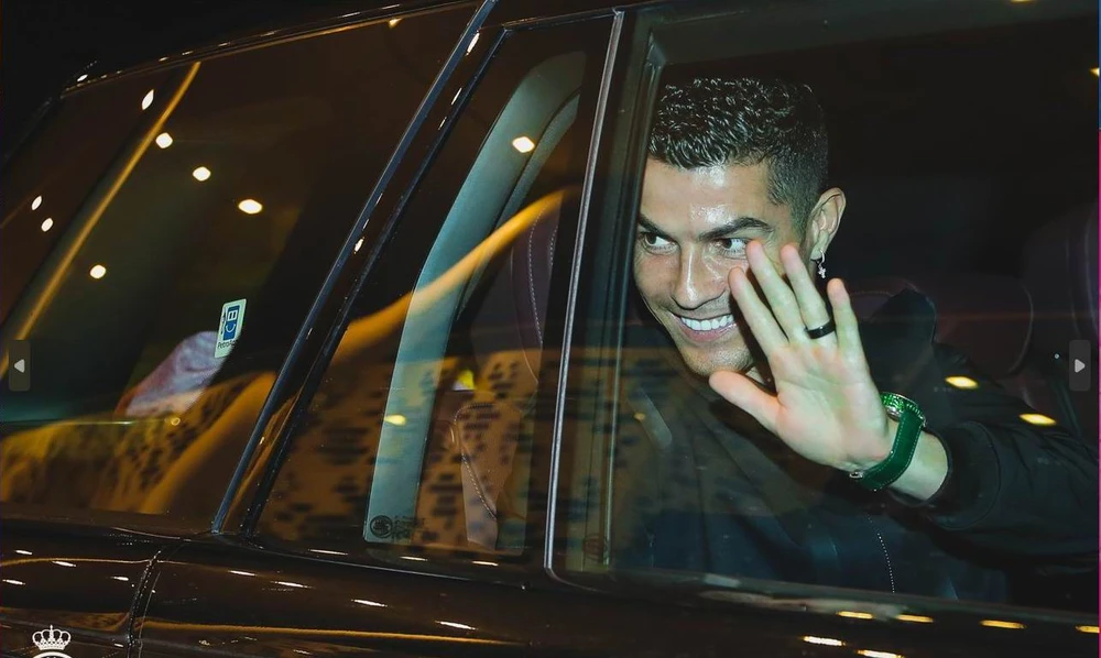 Chiếc xe siêu sang đưa siêu sao Ronaldo từ sân bay quốc tế Riyadh về trụ sở CLB Al Nassr. Ronaldo chụp hình cùng các em nhỏ, phía xa là bạn gái Georgina và cậu con trai Ronaldo Jr. Hình ảnh Ronaldo rợp...trời ở quanh sân vận động Mrsool, sân nhà của CLB Al Nassr.