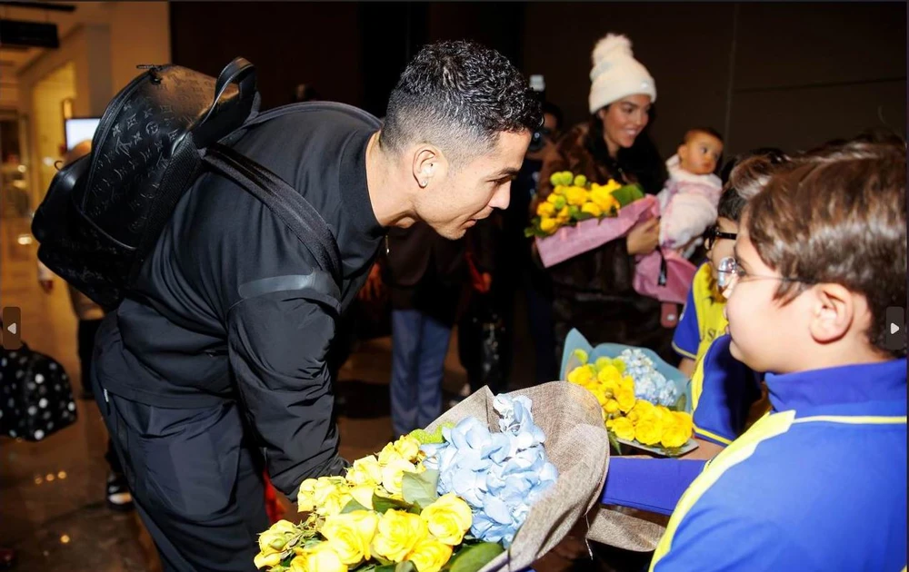Ronaldo chụp hình cùng các em nhỏ, phía xa là bạn gái Georgina và cậu con trai Ronaldo Jr. Hình ảnh Ronaldo rợp...trời ở quanh sân vận động Mrsool, sân nhà của CLB Al Nassr.