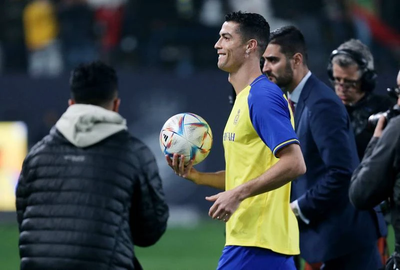 Ronaldo đã tập cùng đội Al Nassr nhưng tới 19-1 mới ra sân đá giao hữu gặp Messi. Ảnh: NT.